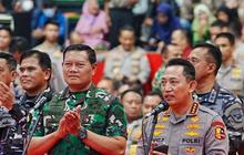 Nonton Wayang Kulit Bareng Kapolri, Penampilan Kece Panglima TNI Pakai Blangkon Curi Perhatian