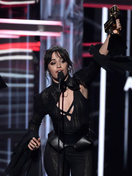 Penyanyi Camila Cabello menunjukkan pialanya usai meraih penghargaan Billboard Achievement Award dalam Billboard Music Awards 2018 di Las Vegas (20/5). Camila berhasil mengalahkan Ed Sheeran dan 3 nominator lainnya. (Photo by Chris Pizzello/Invision/AP)