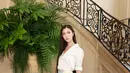Ejae tak kalah memukau dengan kemeja putih satin dengan rok slit baby blue satin dan aksen fringe [Dior]