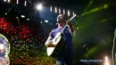 Penampilan vokalis Coldplay, Chris Martin di The Stade de France Arena di Saint Denis, Paris, Prancis (15/7). (AFP Photo/Geoffroy Van Der Hasselt)