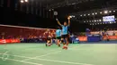 Ganda campuran Indonesia Tontowi Ahmad dan Liliyana Natsir mengalahkan ganda campuran Hongkong dengan skor 2-0 (26-24 dan 21-14) saat turnamen Indonesia Open Superseries Premier 2015, Jakarta, Selasa (2/6/2015). (Liputan6.com/Andrian M Tunay)