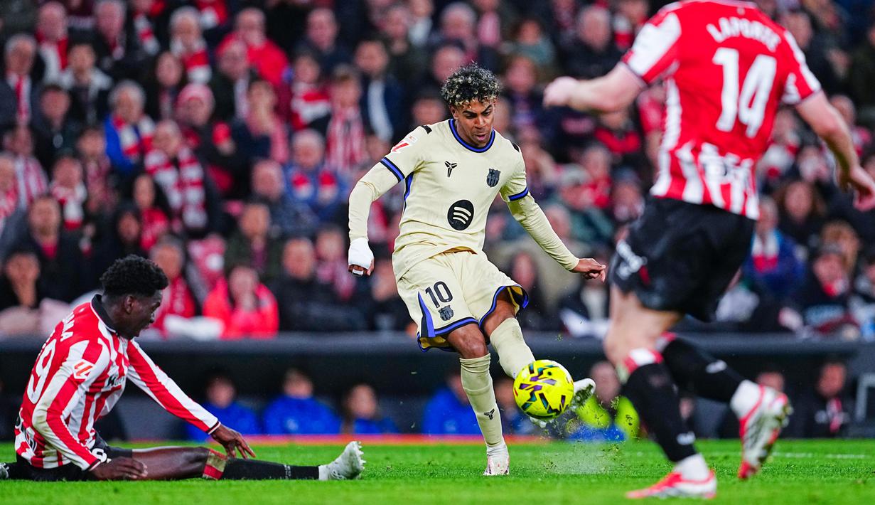 Pemain Barcelona, Lamine Yamal, mencetak gol ke gawang Athletic Bilbao pada pertandingan jornada ke-27 Liga Spanyol di Stadion San Mames, Minggu (8/3/2026). (AP Photo/Miguel Oses)