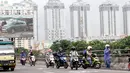 Hujan yang mengguyur Jakarta sejak Minggu (8/2) mengakibatkan tingginya genangan air di kawasan Kelapa Gading. Sejumlah pengendara motor terpaksa masuk jalan tol untuk menghindari banjir, Jakarta, Selasa (10/2/2015). (Liputan6.com/Faizal Fanani) 