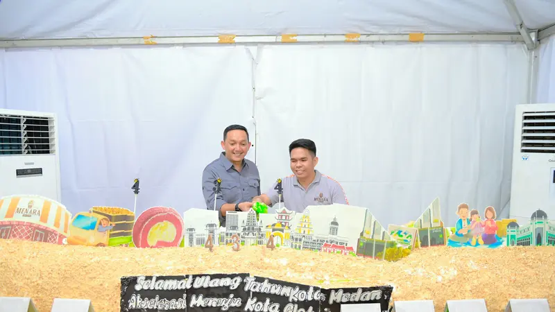 Kepala Dinas Pariwisata Kota Medan Yuda Pratiwi Setiawan melakukan pemotongan bolu terbesar sebagai Bolu Ulang Tahun ke-434 Kota Medan.