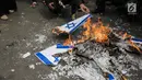 Bendera Amerika Serikat dan Israel yang dibakar oleh massa Aksi Bela Palestina di depan Kedubes AS, Jakarta, Jumat (15/12). Mereka mengecam Amerika Serikat yang akan memindahkan kedutaan besarnya dari Tel Aviv ke Yerussalem. (Liputan6.com/Faizal Fanani)
