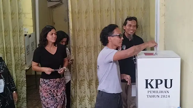 Kaka Slank saat melakukan pencoblosan untuk Pilkada DKI 2024.