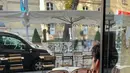 Kim Woo Bin tampak belakang. Dia bersantai sambil menikmati suasana kota Paris. (Foto: @ixww99 on Weibo via Allkpop)