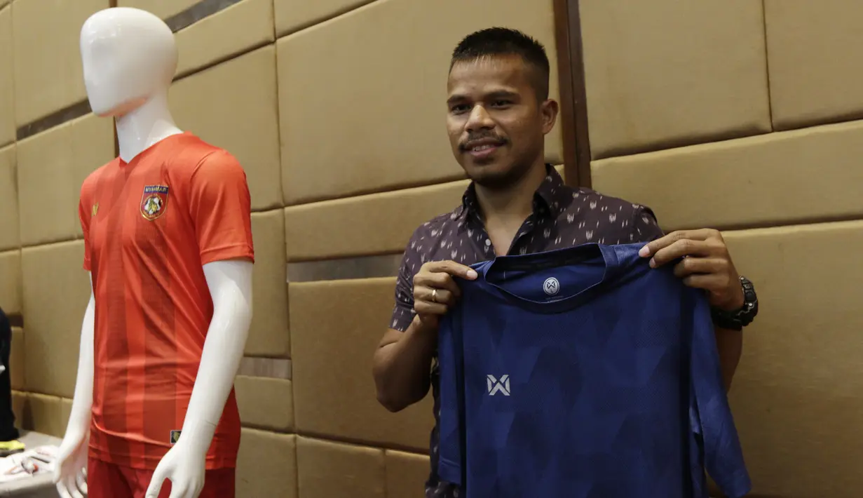 Pemain Tira Persikabo, Manahati Lestusen, menunjukan jersey saat peluncuran Warrix Indonesia di Hotel Santika, Jakarta, Kamis, (6/2/2020). Apparel asal Thailand ini resmi masuk pasar Indonesia. (Bola.com/M Iqbal Ichsan)