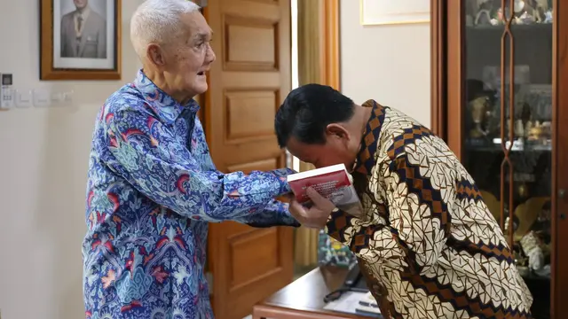 Menteri Pertahanan Prabowo Subianto saat bersilaturahmi ke Wakil Presiden ke-6 RI, Jenderal (Purn) Try Sutrisno