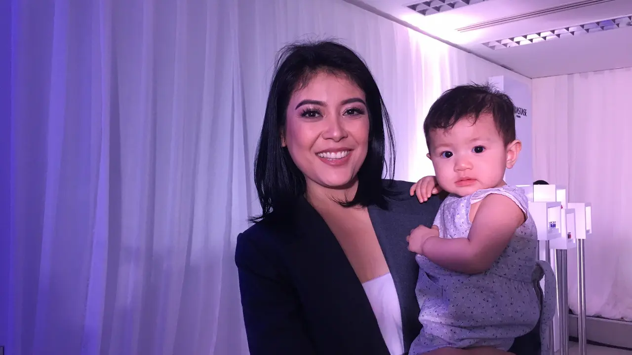 Sigi Wimala dan anak keduanya, Alex