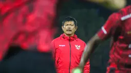 Pelatih kepala Timnas Indonesia U-19, Indra Sjafri saat memimpin latihan terbuka perdana skuad Timnas Indonesia U-19 di Lapangan THOR, Surabaya, Kamis (11/7/2024) sebagai persiapan akhir menghadapi ajang Piala AFF U-19 2024 yang akan berlangsung pada 17-19 Juli 2024. (Bola.com/Aditya Wany)