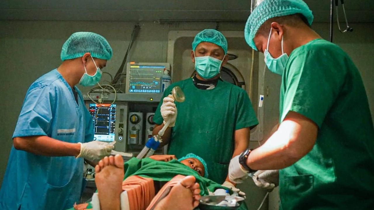 FOTO: Kondisi Pasien Anak Korban Bencana Sumatra Pascaoperasi di KRI dr Soeharso