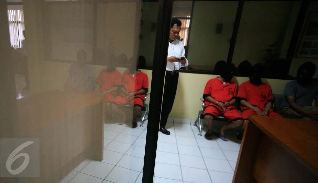 Para tersangka menunggu jelang press release di Mapolda DIY, Rabu (20/1/2016). Dari para tersangka, petugas berhasil mengamankan narkoba jenis sabu dan ekstasi. (Foto:Boy Harjanto)
