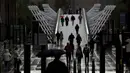 Orang-orang berjalan melintasi London Millennium Footbridge di London, Kamis (15/10/2020). London akan dipindahkan ke penguncian Tingkat 2 akibat virus corona COVID-19. (AP Photo/Matt Dunham)
