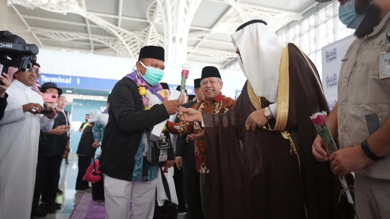 Jemaah haji kloter 1 embarkasi Solo mendarat perdana di Madinah, Sabtu (4/6/2022) sekitar pukul 09.58 waktu Arab Saudi (WAS). (Foto: dokumentasi Kementerian Agama)