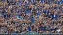 Aksi Aremania saat uji coba Arema melawan Timnas Indonesia U-22 di Stadion Kanjuruhan, Kabupaten Malang (10/2/2019). (Bola.com/Iwan Setiawan)