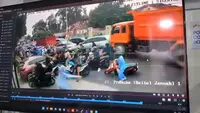 Detik-detik Kecelakaan Beruntun Truk Hantam Minibus dan Motor di Lampung