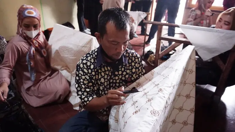 Nampak salah seorang ASN Lingkuang Pemda Garut, Jawa Barat tengah belajar membatik batik Garutan di sela-sela pembinaan yang dikukan saat ramadan berlangsung.