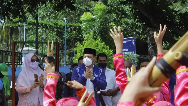 Bupati Bone Bone Bolango (Bonebol) saat menyaksikan atraksi alat musik Polopalo (Arfandi Ibrahim/Liputan6.com)