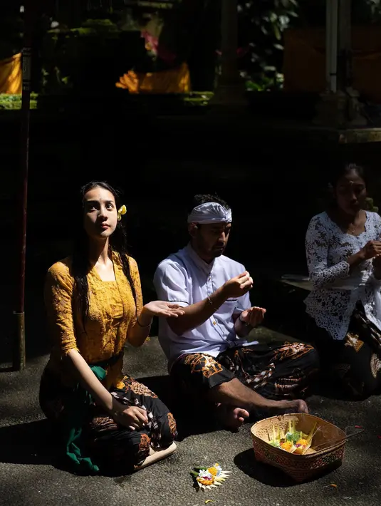 Saat liburan ke Bali, Anya Geraldine tampil serasi dengan sang pacar. Khususnya saat mengunjungi sebuah Pura, Anya dan pacarnya terlihat serasi mengenakan pakaian adat Bali.(instagram/anyageraldine)
