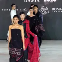 KMK by Karel Karuniawan menghadirkan interpretasi busana dramatis dengan sentuhan tenun Baduy asal Banten. / Foto: Fimela.com.