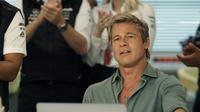 Brad Pitt sebagai Sonny Hayes dalam film “F1®,” (Foto: Courtesy Warner Bros. Pictures / Apple Original Films)