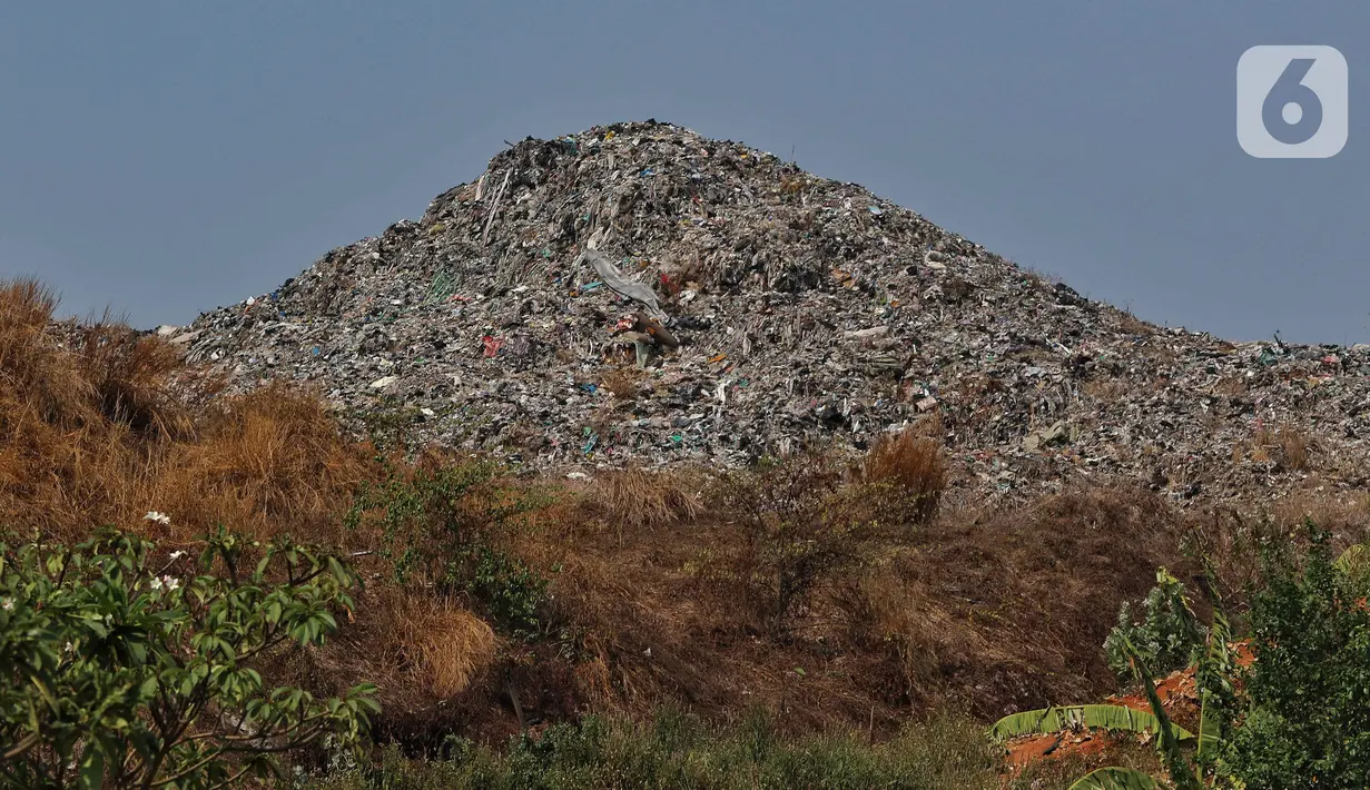 <p>Sampah plastik berupa kemasan kecil, dari sachet shampo, bungkus mie instan, kemasan gelas plastik hingga botol air minum, ikut memperparah jumlah timbunan sampah dan menjadi tambahan bahan bakar di lokasi TPA sampah. (Liputan6.com/Angga Yuniar)</p>