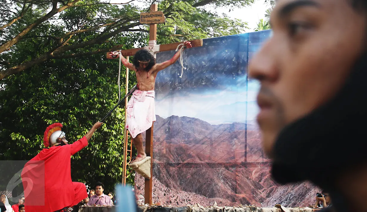 Adegan yang menceritakan pasukan Romawi menusuk tubuh Yesus dalam peragaan drama teatrikal Jalan Salib (Tablo) saat perayaan Paskah di Gereja St Matius Penginjil Bintaro, Jumat (14/4). (Liputan6.com/Angga Yuniar)