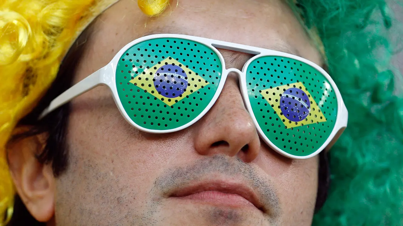 Kacamata Unik Suporter Brasil