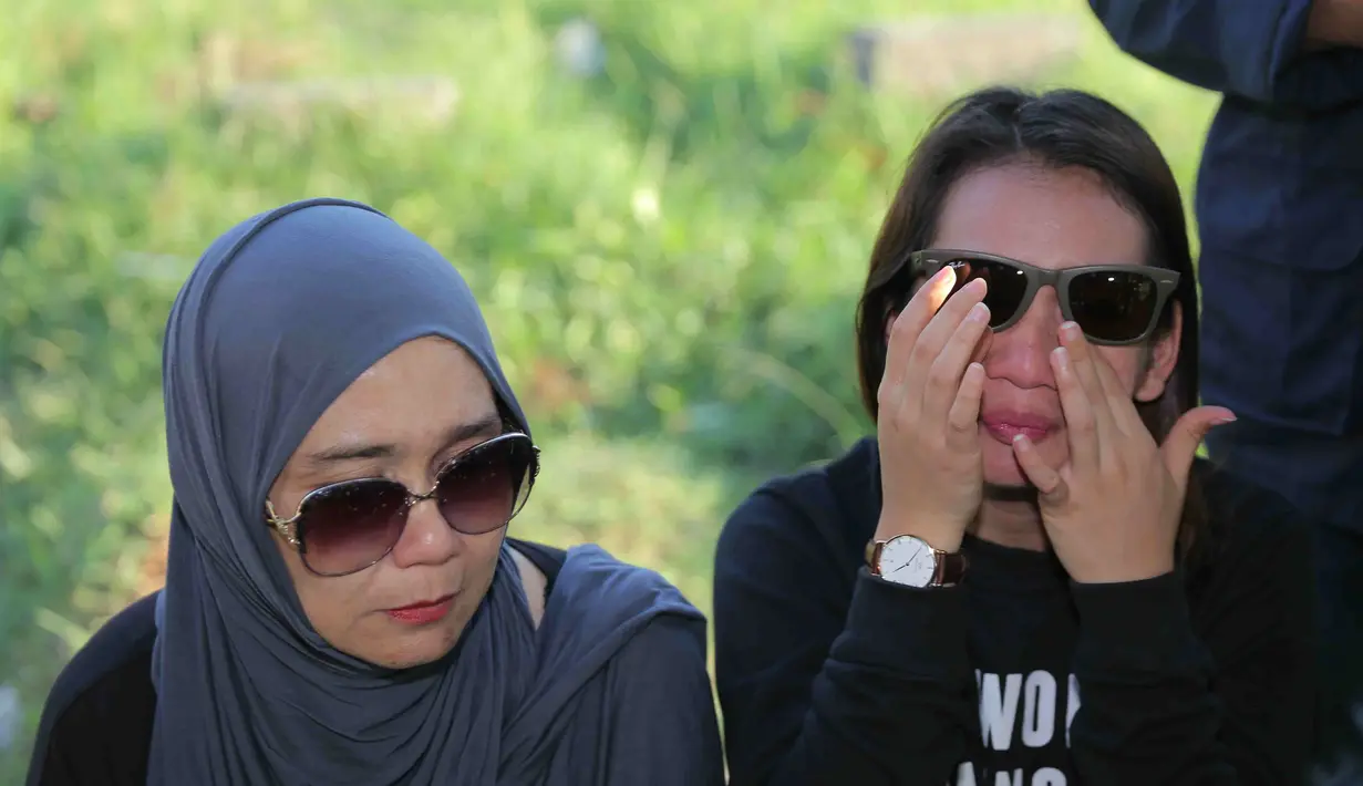 Sambil terus menanggis, Dhea Annisa tiba dipemakaman ayahnya yang telah diurug tanah bertabur bunga warna warni sejak pukul 13.00 WIB. Dhea yang dari Korea mengikuti pendidikan masak. (Andy Masela/Bintang.com)