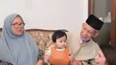 Kakek dan nenek Atta Halilintar juga bermain bersama cicit tersayangnya, Ameena Hanna Nur Atta. (Foto: Instagram/ attahalilintar)