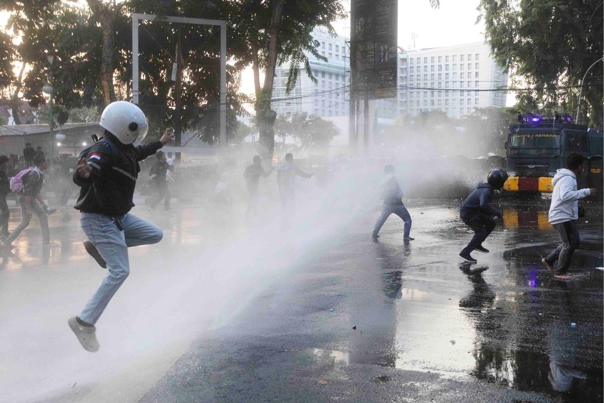 FOTO: Ricuh Aksi Mahasiswa Tolak Tunjangan DPR, Polisi Semprotkan Water Canon