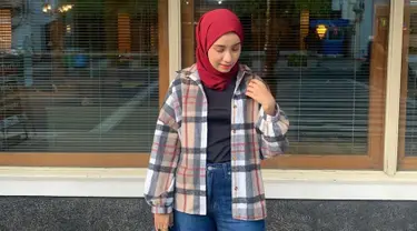 Reza Zakarya lagi-lagi kepincut dengan wanita yang bukan dari kalangan selebriti. Bagaimana tidak?Penampilan Amira Karaman yang begitu menawan ini tak kalah stylish dari para artis Tanah Air. Wanita asal Surabaya ini tampak trendi memakai fashion hijab dan kemeja motif kotak-kotak, yang dipadupadankan dengan celana jeans. (Liputan6.com/IG/@amira_krmn)