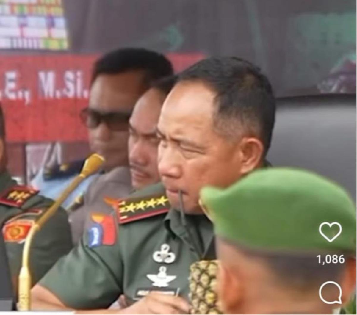 Bersama beberapa teman bermain berbeda sekolah saat SMA, dia akhirnya membentuk band. Namanya TRAF, inisial dari nama para personel band.