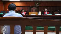 Abdul Rouf mendengarkan hakim saat sidang pembacaan dakwaan di Pengadilan Tipikor, Jakarta Kamis, 23/7/2015). Rouf ditetapkan sebagai tersangka oleh KPK setelah diringkus dalam operasi tangkap tangan (OTT) pada Desember 2014. (Liputan6.com/Yoppy Renato)