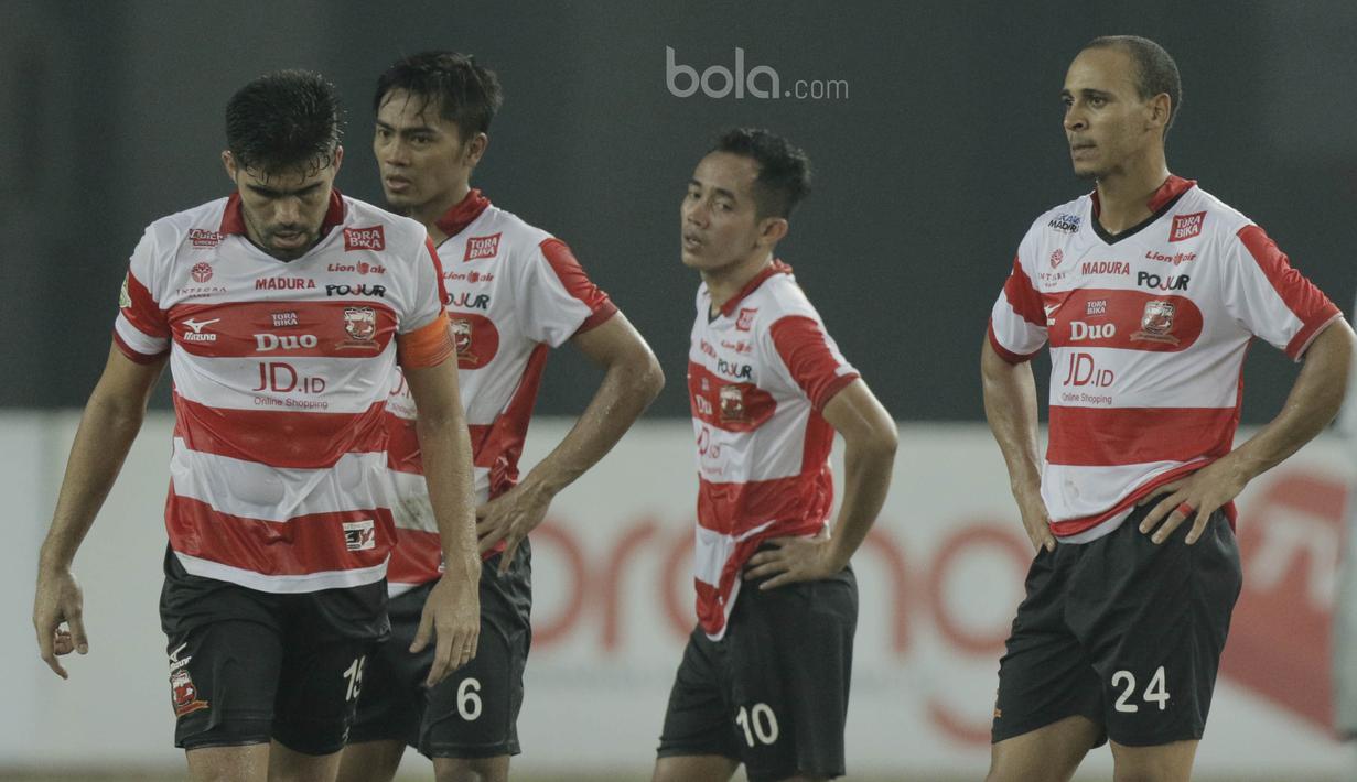Pemain Madura United tampak kecewa usai dikalahkan Bhayangkara FC pada  laga lanjutan liga 1 di Stadion Patriot, Bekasi, kamis (13/7/2017). Bhayangkara FC menang 2-1 atas Madura United. (Bola.com/M Iqbal Ichsan)