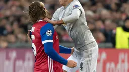 Pemain FC Basel, Michael Lang berebut bola dengan pemain Manchester United, Jesse Lingard pada matchday kelima Grup A Liga Champions di Stadion St Jakob Park, Rabu (22/11). Manchester United takluk 0-1 di markas Basel. (Georgios Kefalas/Keystone via AP)