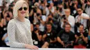 Senyum manis Aktris Kristen Stewart menggunakan kacamata hitam saat sesi pemotretan untuk film " Personal Shopper" dalam kompetisi di Festival Film Cannes ke-69 di Cannes, Prancis, 17 Mei 2016. (REUTERS / Jean-Paul Pelissier)