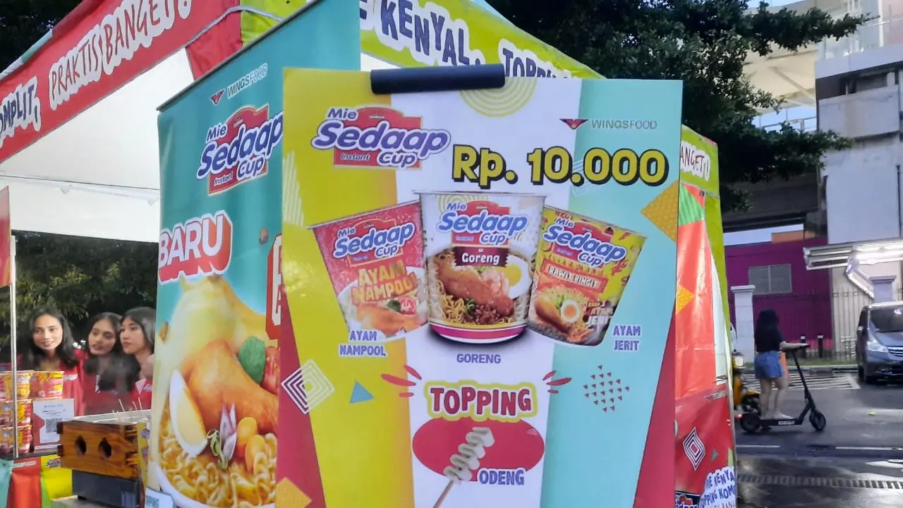 Booth Mie Sedap Cup pada Malamnya Bola