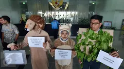 Aktivis Koalisi Anti Mafia Hutan saat melakukan aksi  di Gedung Komisi Yudisial (KY), Jakarta, Jumat (8/1). Kedatangan mereka ke KY juga untuk melaporkan dugaan pelanggaran etik Hakim PN Palembang Parlas Nababan. (Liputan6/JohanTallo)