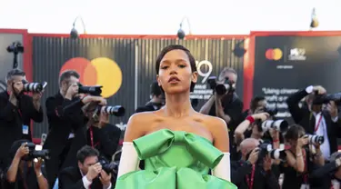 Taylor Russell berpose untuk fotografer setibanya di pemutaran perdana film 'Bones and All' selama Venice Film Festival ke-79 di Venesia, Italia (2/9/2022). Taylor Russell yang berusia 28 tahun tampil memukau di karpet merah dengan gaun hijau zamrud. (Photo by Vianney Le Caer/Invision/AP)