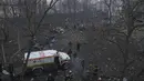 Pekerja darurat Ukraina bekerja di sisi rumah sakit bersalin yang rusak akibat serangan udara di Mariupol, Ukraina (9/2/2022). Serangan Rusia telah merusak parah sebuah rumah sakit bersalin di kota pelabuhan Mariupol yang terkepung, kata pejabat Ukraina. (AP Photo/Evgeniy Maloletka)