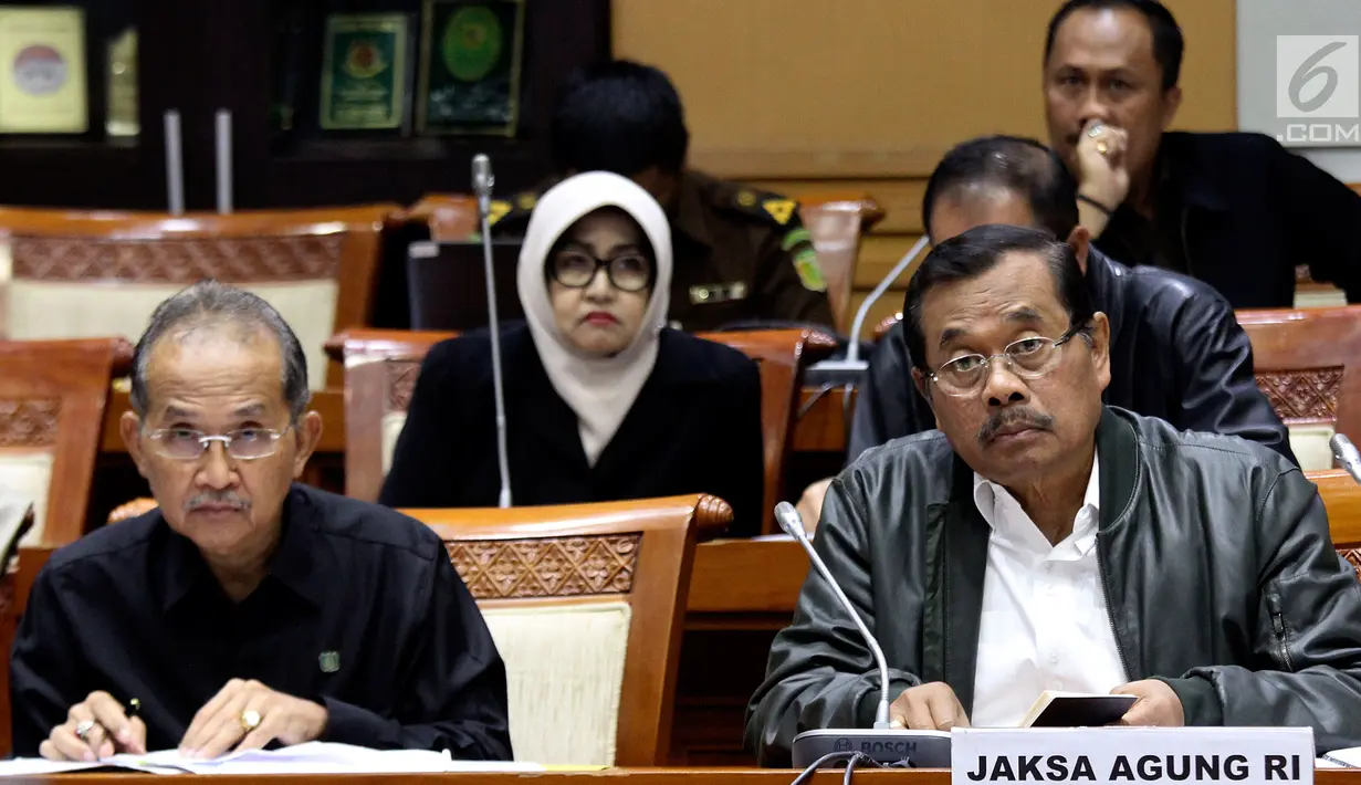 Jaksa Agung HM Prasetyo (kanan) saat mengikuti raker dengan Komisi III DPR, di Gedung Nusantara II, Kompleks Parlemen, Senayan, Jakarta, Selasa (5/6). Rapat membahas Rencana Kerja Anggaran Kementerian/Lembaga (RKA K/L). (Liputan6.com/Johan Tallo)