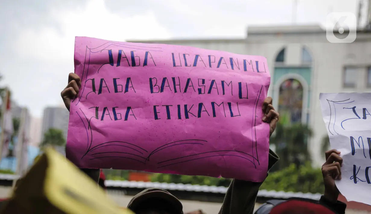 Warga Tanjung Priok membawa poster berisi aspirasi saat berunjuk rasa di depan Gedung Kemenkumham, Jakarta Selatan, Rabu (22/1/2020). Mereka menuntut Menkumham Yasonna Laoly minta maaf atas ucapannya yang menyebut Tanjung Priok adalah daerah miskin, kumuh, dan kriminal. (Liputan6.com/Faizal Fanani)