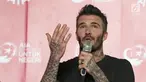 Mantan bintang sepak bola Inggris David Beckham memberikan sambutan pada acara AIA Sepak Bola untuk Negeri di Jakarta, Minggu (25/3). David Beckham tampil dengan kaos hitam dan badan penuh tato. (Liputan6.com/Herman Zakharia)