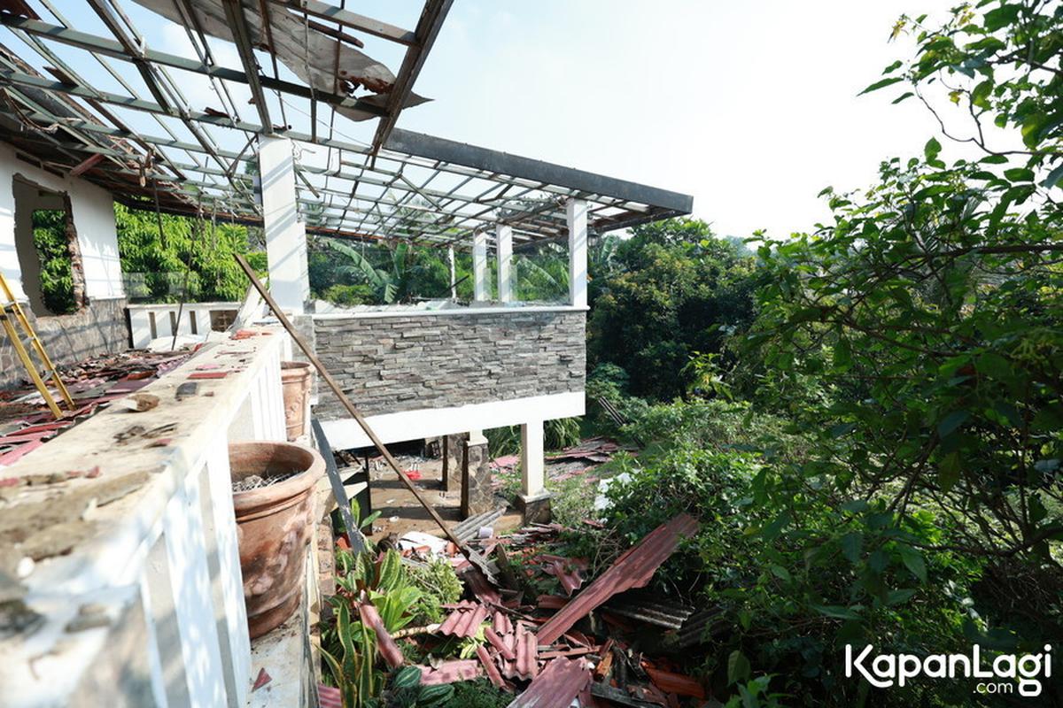 9 Potret Rumah Atalarik Syach yang Dieksekusi Aparat, Dinding Rumah Jebol dan Genteng Hancur