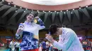 Setelah laga yang dimenangkan oleh tuan rumah Thailand dengan skor 3-2, McEntee Catherine langsung mendatangi Alfin Daniel Pratama untuk memberikan support. Tampak dalam foto, pevoli Indonesia Alfin Daniel Pratama (kanan) menunduk saat bersama dengan kekasihnya yang juga penerjemah Timnas voli putra Thailand, McEntee Catherine, di di Stadion Indoor Hua Mak, Jumat (19/12/2025). (Bola.com/Bagaskara Lazuardi)