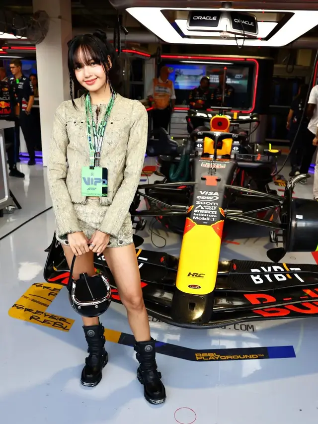 6 Gaya Lisa BLACKPINK jadi Pengibar Bendera Finish di F1 Grand Prix Miami, Tenteng Tas Helm Seharga Rp73 Jutaan