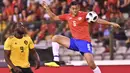 Pemain Kosta Rika, Oscar Duarte mengontrol bola dari kejaran pemain Belgia, Romelu Lukaku pada laga uji coba di King Baudouin stadium, Brussels, (11/6/2018). Belgia menang 4-1. (AP/Geert Vanden Wijngaert)