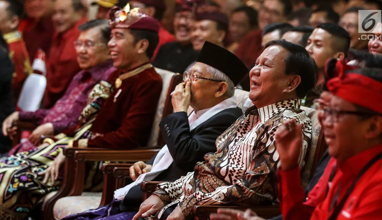 Ekspresi Ketua Umum Partai Gerindra Prabowo Subianto (kanan) yang didampingi wakil presiden terpilih Ma'ruf Amin saat menghadiri Kongres V PDIP di Bali, Kamis (8/8/2019). Kedatangan Prabowo ke Kongres PDIP untuk memenuhi undangan Ketua Umum PDIP Megawati Soekarnoputri. (Liputan6.com/JohanTallo)